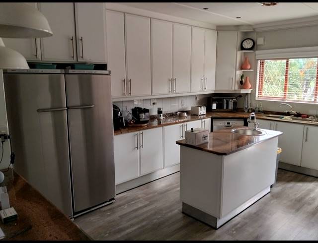 6 BEDROOM HOUSE FOR SALE IN UVONGO